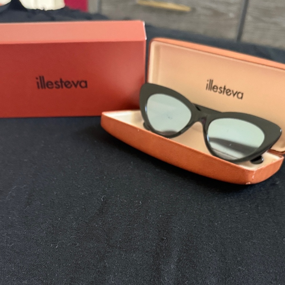 Illesteva Black Cat-Eye Sunglasses